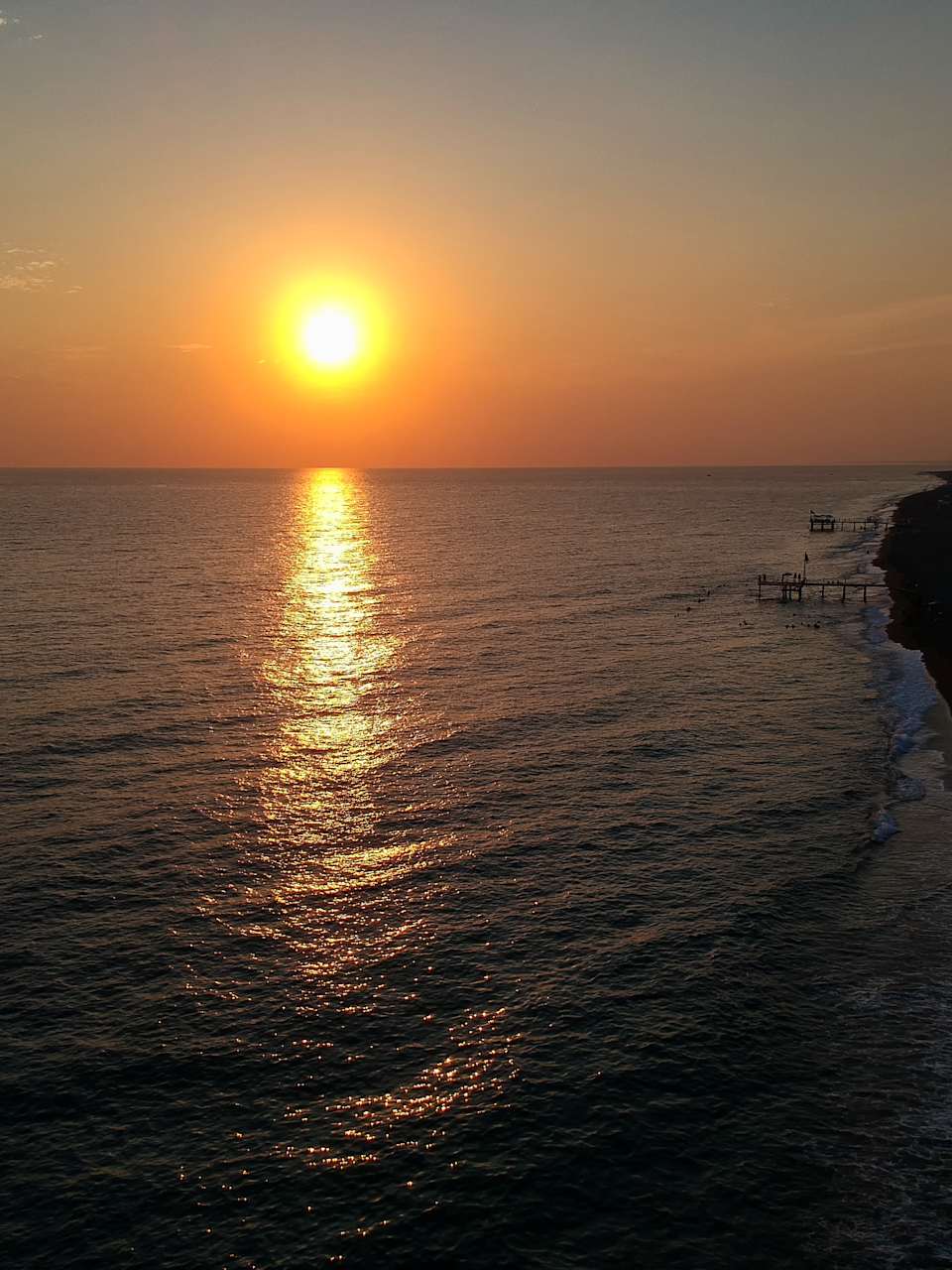 Ein Strand bei Sonnenuntergang